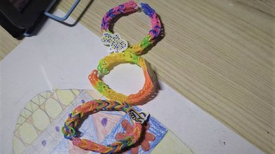10-річний харків'янин продавав власноруч зроблені прикраси: кошти передав нацгвардійцям 10-річний харків'янин продавав власноруч зроблені прикраси: кошти передав нацгвардійцям
