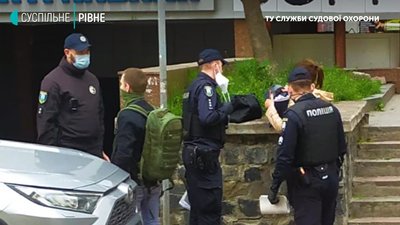 У Рівному склали протоколи на людей, які хотіли зайти в суд без масок