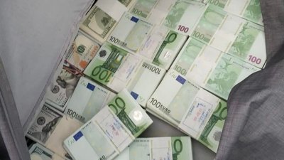 У Чернівецькій області чоловіки хотіли незаконно вивезти через кордон понад 33 мільйонів гривень у валюті