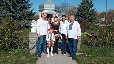 Родина музиканта Миколи Підколодного гаївки виводить на своєму подвір'ї