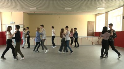 Репетиція шкільного вальсу: черкаські учні готуються до випускного