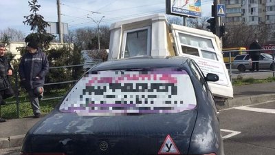 В Одесі водійка не впоралась з керуванням та заїхала у пункт сплати паркувального майданчика