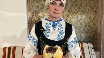 Орина Дрозда показує пироги з цукровими буряками