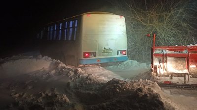 На Буковині зі снігових заметів евакуювали два рейсових автобуси На Буковині зі снігових заметів евакуювали два рейсових автобуси