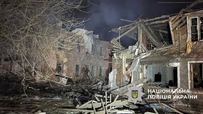 Понівечені обстрілом будівлі у Слов'янську 3 грудня