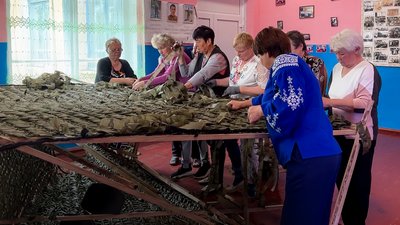 Волонтерки ініціативної групи "Бджілка" з Олбина на Чернігівщині сплели 100 сіток