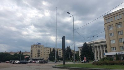 У Житомирі на центральному майдані зняли синьо-жовтий прапор – буревій пошкодив трос У Житомирі на центральному майдані зняли синьо-жовтий прапор – буревій пошкодив трос