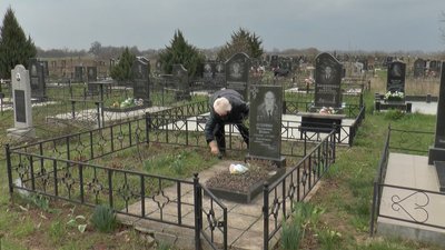 Ольга Луценко, доглядає за могилою батька Ольга Луценко, доглядає за могилою батька