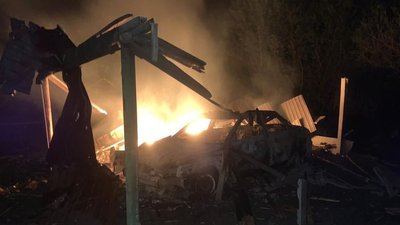 Армія РФ обстріляла село на Золочівщині: знищені будинки та авто Армія РФ обстріляла село на Золочівщині: знищені будинки та авто