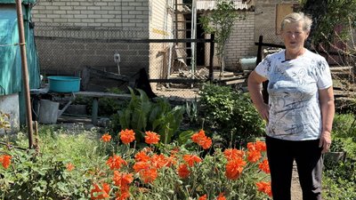 Любов живе в прифронтовій Сергіївці та самотужки ремонтує будинок. 