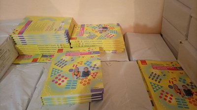 Шкільні підручники роздають територіальним громадам: які класи їх отримають Шкільні підручники роздають територіальним громадам: які класи їх отримають