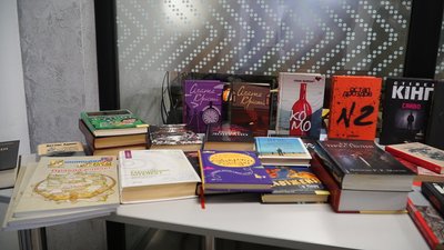 Для оборонців на передову зібрали пів сотні книг за два тижні у молодіжному центрі "Квадрат" Для оборонців на передову зібрали пів сотні книг за два тижні у молодіжному центрі "Квадрат"