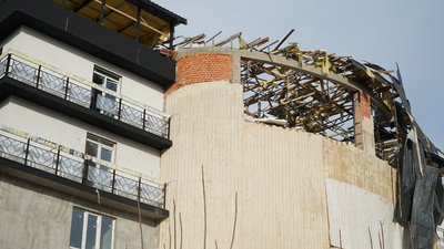 Пошкоджена багатоповерхівка, вибиті вікна та пробитий дах: наслідки російської дронової атаки по Одесі. ФОТО