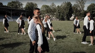На Тернопільщині випускники школи записали відео шкільного вальсу На Тернопільщині випускники школи записали відео шкільного вальсу