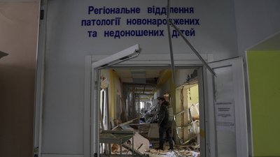 Російські окупанти обстріляли пологовий будинок у Маріуполі Російські окупанти обстріляли пологовий будинок у Маріуполі