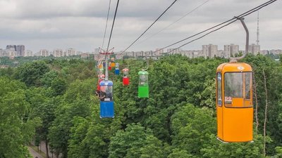 Випав з кабіни канатної дороги під колеса авто: у Харкові травмувався юнак