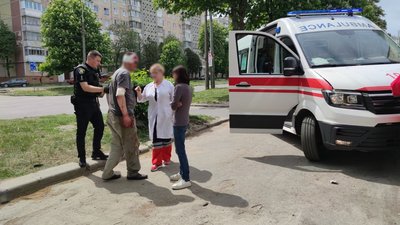 Патрульні Тернопільської поліції надали перехожому домедичну допомогу Патрульні Тернопільської поліції надали перехожому домедичну допомогу