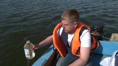 У Рівному взяли проби води з озера Басів Кут У Рівному взяли проби води з озера Басів Кут