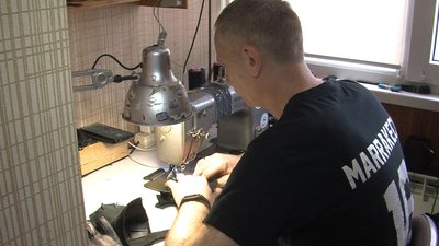 Кравецька допомога: лучанин шиє тактичні рукавиці для українських військових Кравецька допомога: лучанин шиє тактичні рукавиці для українських військових