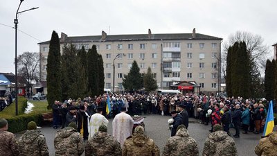 На Тернопільщині попрощалися із трьома військовослужбовцями На Тернопільщині попрощалися із трьома військовослужбовцями
