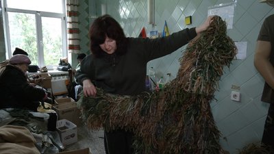 Ірина Ковалевська показує "кікімору", яку сплели для бійців ЗСУ, 9 жовтня 2023. Фото: Суспільне Хмельницький Ірина Ковалевська показує "кікімору", яку сплели для бійців ЗСУ, 9 жовтня 2023. Фото: Суспільне Хмельницький
