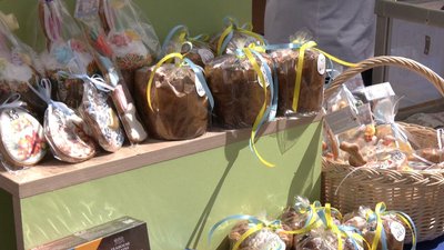 Паски та інші солодощі продавали під час благодійного ярмарку Паски та інші солодощі продавали під час благодійного ярмарку