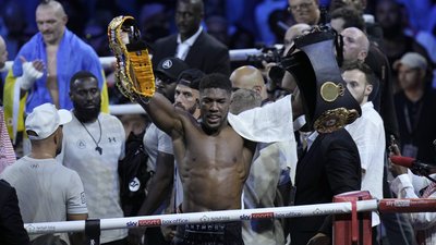 Ентоні Джошуа з чемпіонськими пояси Усика у руках. Ентоні Джошуа з чемпіонськими пояси Усика у руках.