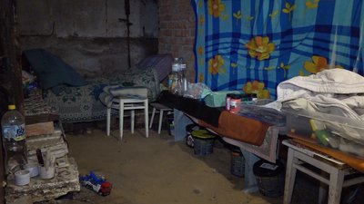 Діти разом із батьками розмалюють сховище у підвалі одного з житлових будинків Житомира Діти разом із батьками розмалюють сховище у підвалі одного з житлових будинків Житомира