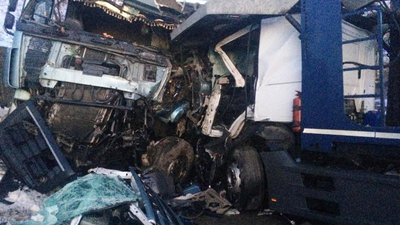 На Чернігівщині зіткнулися дві вантажівки: водії в лікарні На Чернігівщині зіткнулися дві вантажівки: водії в лікарні