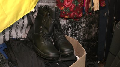 "Мені головне, аби перемога була". Чоботар з Косова передає взуття для бійців на фронт