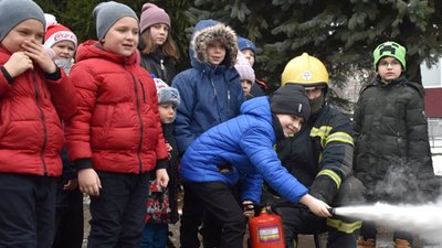 "Підпалили ялинку": рятувальники розповіли школярам про правила безпеки з вогнем під час свят "Підпалили ялинку": рятувальники розповіли школярам про правила безпеки з вогнем під час свят