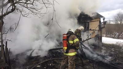 На Рівненщині на згарищі знайшли мертвого чоловіка На Рівненщині на згарищі знайшли мертвого чоловіка
