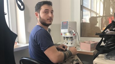 В Одесі підприємство, яке займалося пошиттям суконь, під час війни почало виробляти військовий одяг В Одесі підприємство, яке займалося пошиттям суконь, під час війни почало виробляти військовий одяг