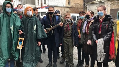 До Луцька привезли Вифлеємський вогонь миру До Луцька привезли Вифлеємський вогонь миру
