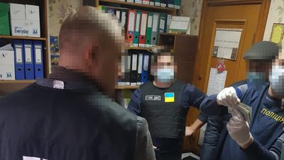 На Херсонщині податківця затримали за хабар На Херсонщині податківця затримали за хабар
