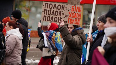 "Мовчазна акція на підтримку рідних". У Миколаєві нагадали про полонених і безвісти зниклих "Мовчазна акція на підтримку рідних". У Миколаєві нагадали про полонених і безвісти зниклих