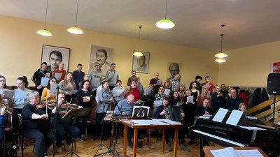 Закарпатський народний хор та лідер гурту "Шабля" готуються до концерту на підтримку ЗСУ Закарпатський народний хор та лідер гурту "Шабля" готуються до концерту на підтримку ЗСУ