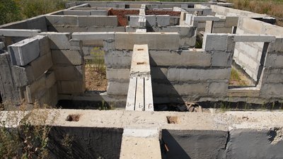 В Ужгороді розслідують збитки завдані підрядником, який не побудував для міста автобазу