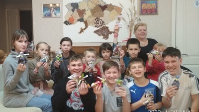 Оберіг від ворожих куль: у Черкасах майстриня створює ляльки-мотанки для захисників Оберіг від ворожих куль: у Черкасах майстриня створює ляльки-мотанки для захисників