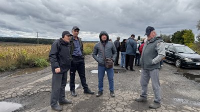 Мешканці сіл біля ям на дорозі