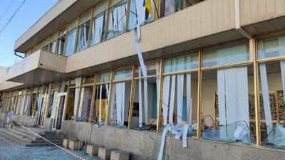"Дуже багато пошкоджень": внаслідок атаки армії РФ по Запоріжжю пошкоджено гуманітарний центр ВПО "Дуже багато пошкоджень": внаслідок атаки армії РФ по Запоріжжю пошкоджено гуманітарний центр ВПО
