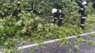 "Вікно побилося, даху немає", — очевидці про негоду на Вінниччині