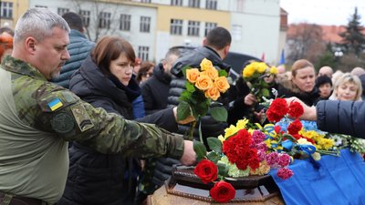 В Ужгороді попрощалися із полеглим захисником Русланом Єлагіним В Ужгороді попрощалися із полеглим захисником Русланом Єлагіним