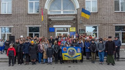 У Кам'янському на Дніпропетровщині відкрили пам'ятну дошку загиблому військовому У Кам'янському на Дніпропетровщині відкрили пам'ятну дошку загиблому військовому