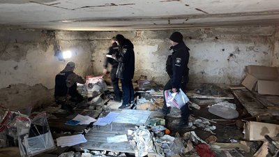 Поліція вилучила секретні документи, які російські окупанти кинули в Ізюмі на Харківщині