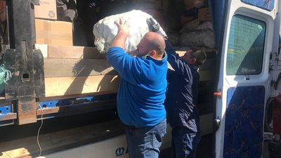 На Тернопільщині волонтери щодня збирають по 30 тонн гуманітарної допомоги
