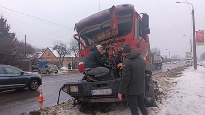 На Дубнівській у Луцьку зіштовхнулися дві вантажівки. Одна із них в'їхала у двір На Дубнівській у Луцьку зіштовхнулися дві вантажівки. Одна із них в'їхала у двір
