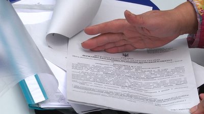 Жителі Довжика вийшли протестувати проти розбудови заводу і знищення лісу Жителі Довжика вийшли протестувати проти розбудови заводу і знищення лісу