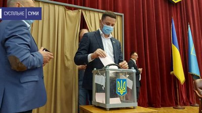 На сесії Сумської облради депутати хотіли висловити недовіру Василю Хомі та ухвалили кадрові рішення На сесії Сумської облради депутати хотіли висловити недовіру Василю Хомі та ухвалили кадрові рішення