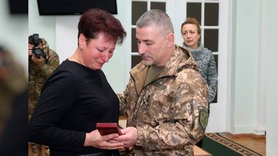 Віктор Ніколюк передає орден загиблого бійця Віктор Ніколюк передає орден загиблого бійця